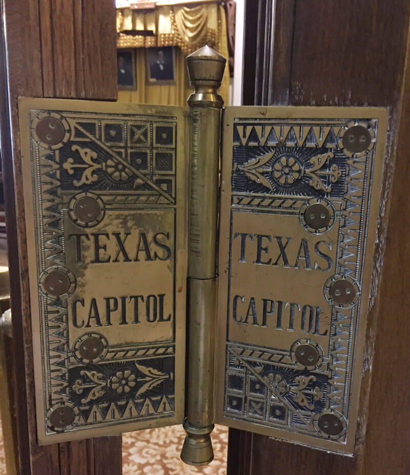 Texas Capitolと印字された蝶番