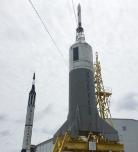 外に展示されているロケットの一部